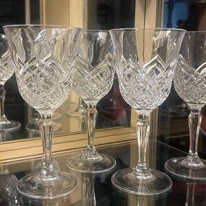 Elegant Clear Cut Crystal Wine Glasses with Diamond Pattern (Set of 4)